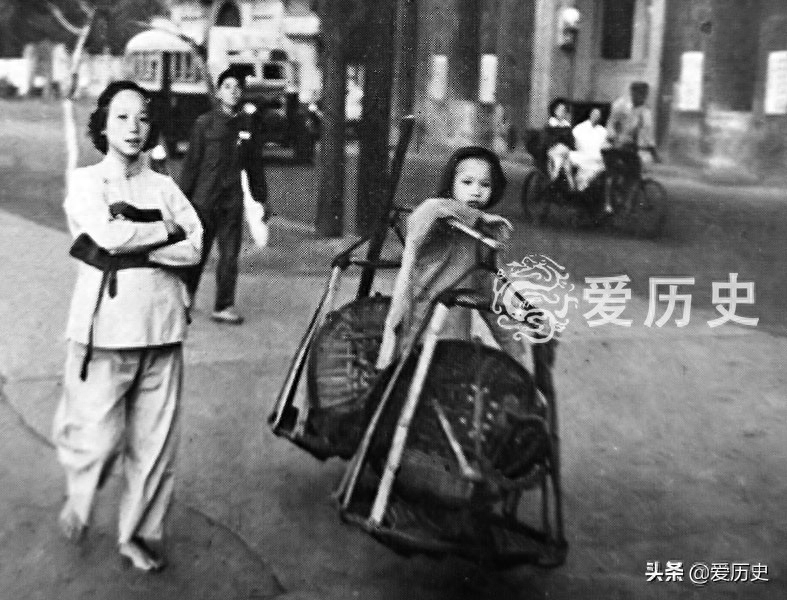 50年代广州珍贵老照片：店铺前抓蛇的大叔 新堤上村里最靓的仔