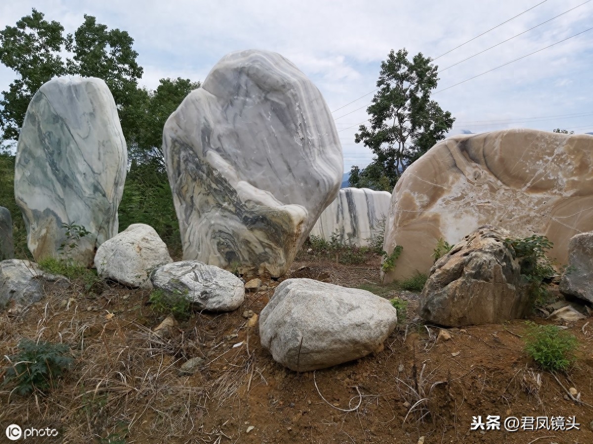 湖北宜昌：三峡奇石摆在公路边售卖 石头变成“金元宝”