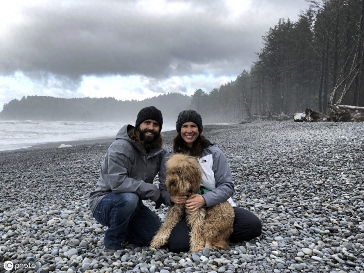 贵宾犬先天小脑残疾遭遗弃 这对夫妇带它回家 还带它游遍世界...